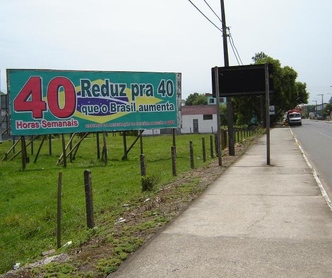 Campanha pela redução da jornada ganha as ruas com outdoor