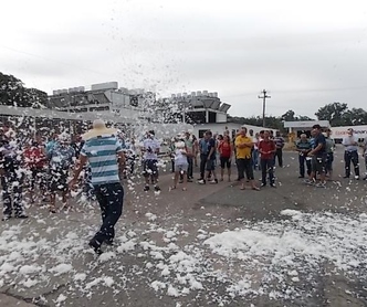 Avicultores protestam em frente a JBS e rasgam travesseiros