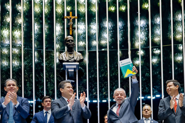 Lula promulga lei que acaba com a 6x1, reduz a jornada e sem baixar o salário